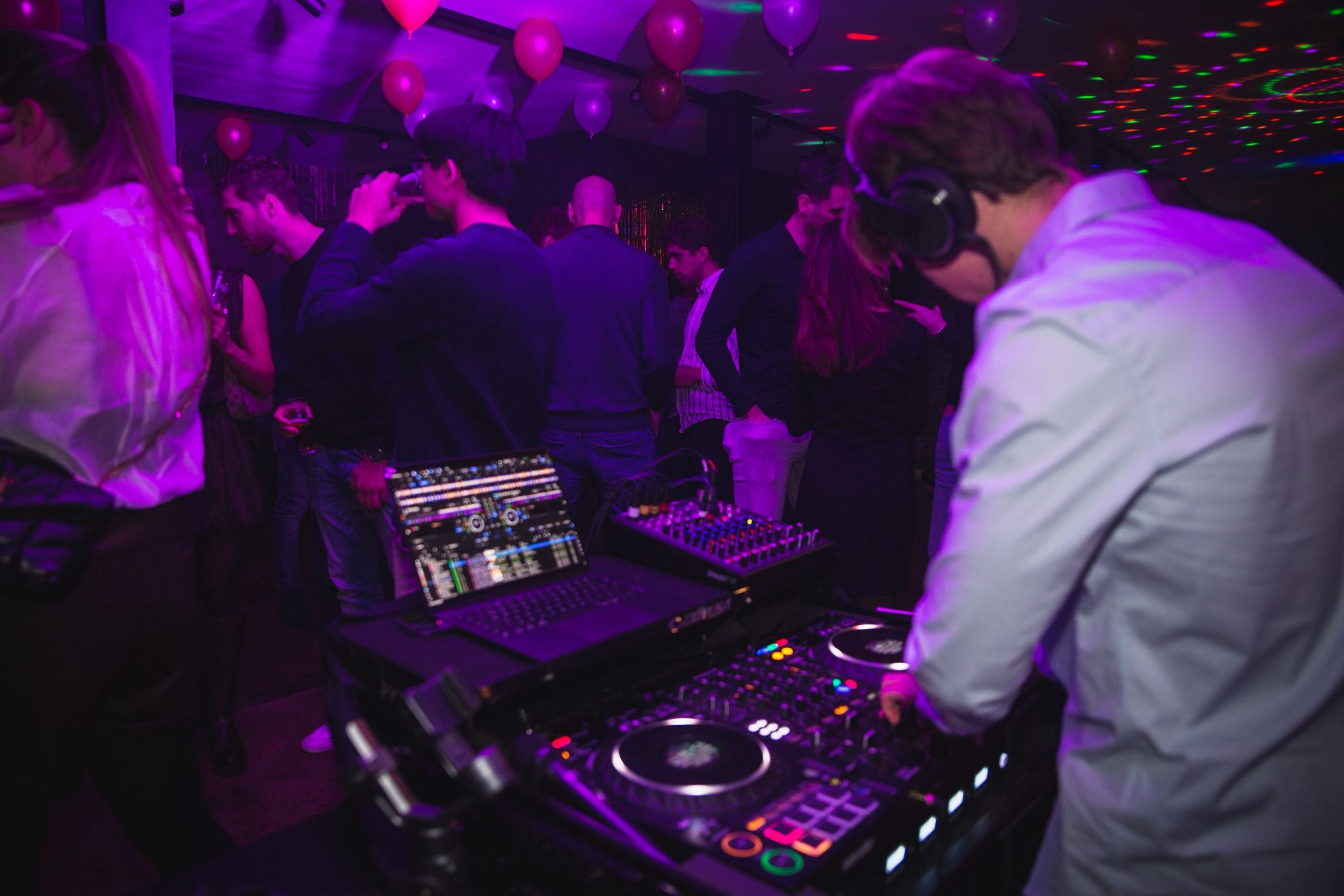 Maxim Schijvens als DJ op een feest